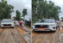 MP News: सड़क देखने पहुंचीं महापौर तो खुद फंस गईं कीचड़ में, 2 किमी पैदल चलकर पहुंचीं धरना स्थल