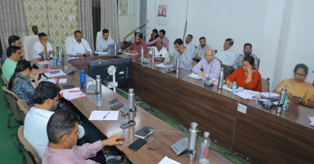 MP News: काम से इंकार पर सेवा समाप्ति तक की कार्रवाई, देवास कलेक्टर का बड़ा एक्शन; 93 पटवारियों को 3 दिन का अल्टीमेटम