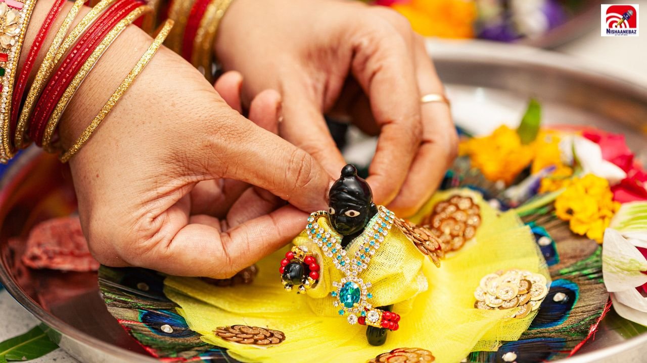Janmashtami 2026 : जन्माष्टमी पर घर में क्यों बनाए जाते हैं कान्हा के नन्हे पैरों के निशान? जानें वजह