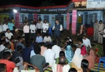 CG News: कभी नक्सलियों का गढ़ था कांकेर का ये इलाका, वहीं आधी रात से पहले ग्रामीणों के बीच बैठे कलेक्टर