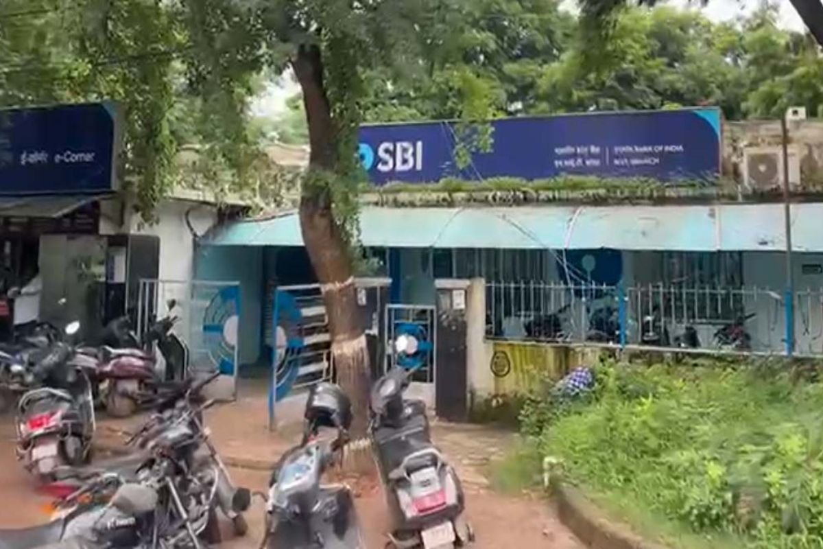 Raipur SBI NIT Branch Bank Burglary Attempt: रायपुर में एसबीआई की एनआईटी शाखा में बड़ी सेंधमारी, खिड़की की ग्रिल काटकर लॉकर रूम तक पहुंचे चोर