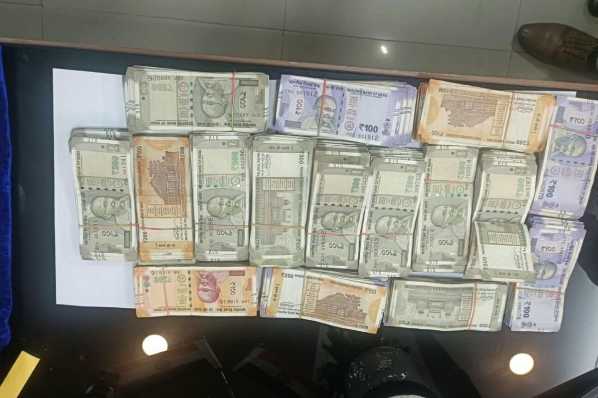 Raipur Urla Police VR Academy Theft Case: रायपुर पुलिस की बड़ी सफलता, बीरगांव की व्हीआर एजुकेशन एकेडमी में हुई 5 लाख की चोरी का 24 घंटे में खुलासा