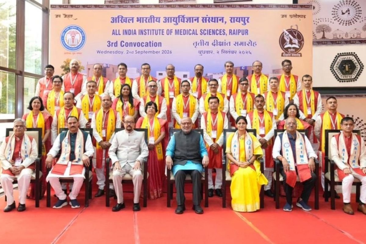 Vice President CP Radhakrishnan AIIMS Raipur Convocation: रायपुर AIIMS के दीक्षांत समारोह में पहुंचे उपराष्ट्रपति सी.पी. राधाकृष्णन, मेधावियों को दिए गोल्ड मेडल; बोले- ‘हिंसा छोड़ प्रगति की राह पर छत्तीसगढ़’