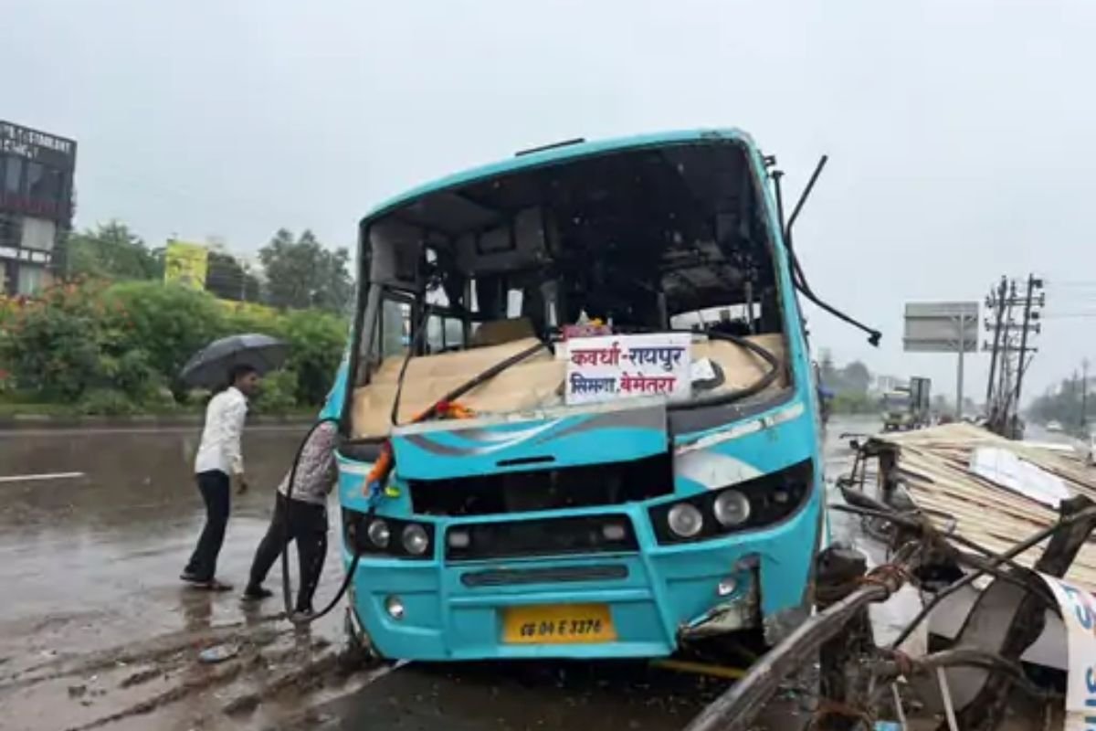 Raipur Ring Road Bus Accident: रायपुर रिंग रोड पर टैंकर से टकराकर बस स्टॉप में घुसी यात्री बस, बड़ा हादसा टला