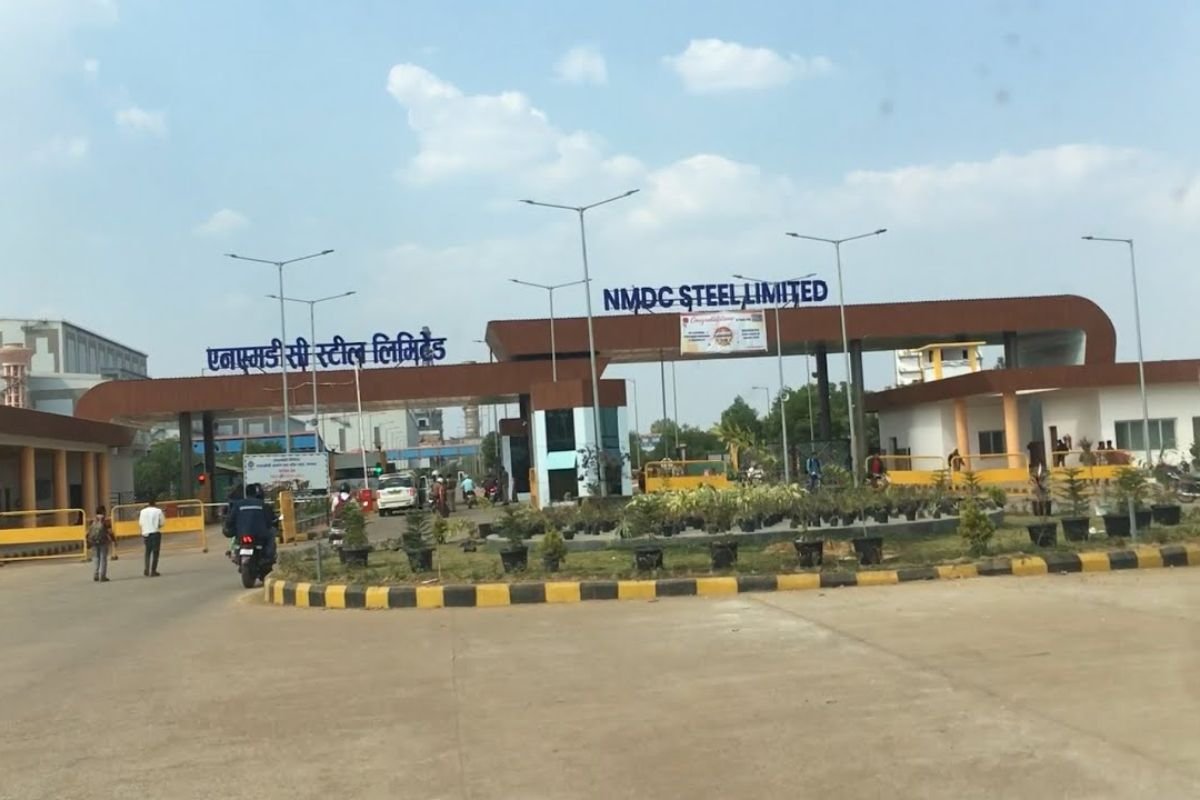 Nagarnar NMDC Transport Dispute: एनएमडीसी स्टील प्लांट में परिवहन पर विवाद, जय झाड़ेश्वर समिति ने 250 ट्रकों को निकाला