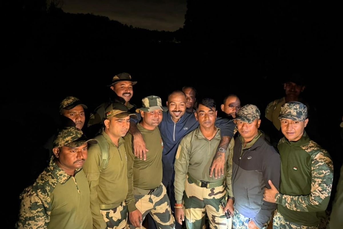 Hardik Pandya New Look Viral: हार्दिक पांड्या ने BSF जवानों के साथ क्लिक कराई तस्वीरें; न्यू लुक और मूंछों में वायरल हुआ अंदाज