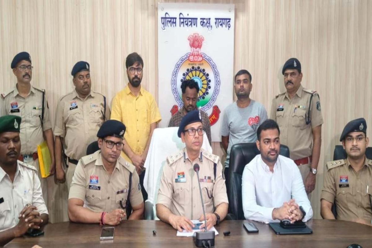 Raigarh Jootmil Illegal Timber Scam: फर्जी TP बनाकर खैर-तेंदू लकड़ियों की तस्करी; रायगढ़ पुलिस और वन विभाग की संयुक्त कार्रवाई