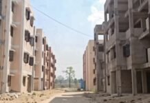 Ambikapur PM Awas Yojana Flat Construction Quality: अंबिकापुर में शहरी पीएम आवास योजना में बड़ा भ्रष्टाचार; 4.25 लाख के फ्लैटों में आई दरारें, छत से टपक रहा पानी