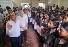 Surguja Eklavya School Student Protest: हॉस्टल की अव्यवस्था पर जेन अल्फा का अनोखा विरोध; 30 KM पैदल चल कलेक्टर पहुंचीं छात्राएं