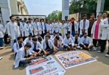 Khandwa Intern Doctors Protest Strike: खंडवा में स्टाइपेंड बढ़ाने की मांग को लेकर प्रदर्शन; इंटर्न डॉक्टरों को मिला जूडा का समर्थन