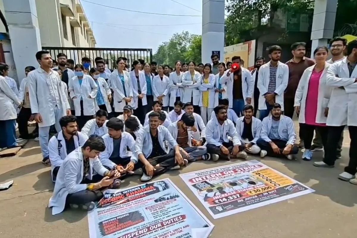 Khandwa Intern Doctors Protest Strike: खंडवा में स्टाइपेंड बढ़ाने की मांग को लेकर प्रदर्शन; इंटर्न डॉक्टरों को मिला जूडा का समर्थन