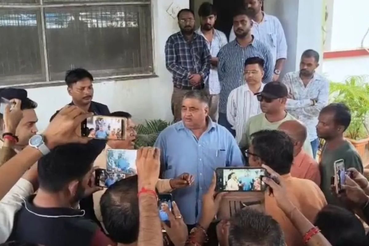 Ambikapur Protesters Served Tea Snacks By Minister: नारों से हुई शुरुआत, नाश्ते पर खत्म हुआ आंदोलन; अंबिकापुर में मंत्री के बंगले के घेराव का अनूठा अंत
