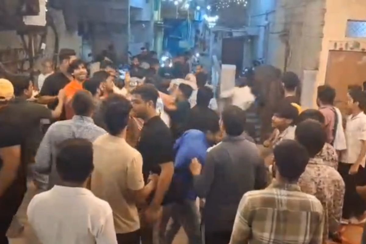 Gwalior Ganesh Festival Clash: ग्वालियर में गणेश महोत्सव का बैनर फाड़ने पर भारी बवाल, दो पक्षों में लात-घूंसे और बेल्ट चले