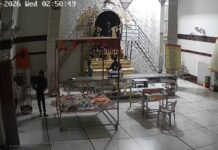 Indore Temple Theft CCTV: सिर पर दानपेटी और हाथ में अष्टधातु की मूर्तियां, इंदौर के प्राचीन मंदिर में चोरों का धावा