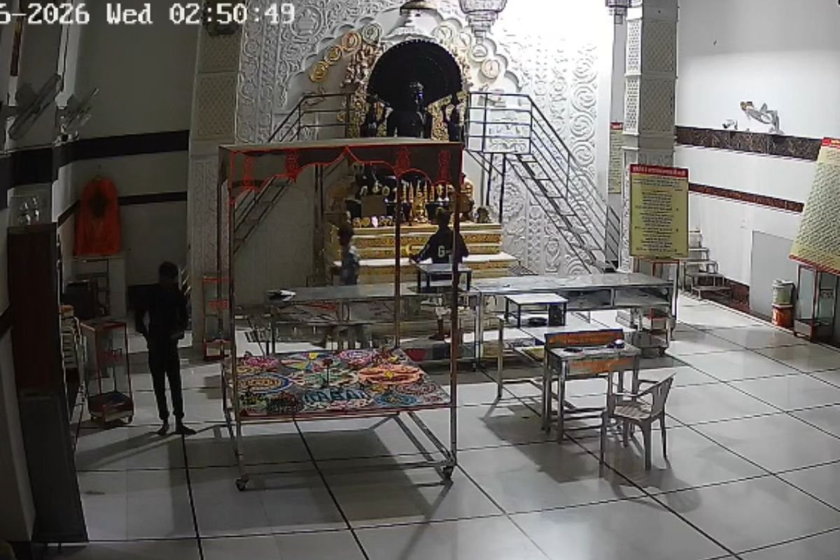 Indore Temple Theft CCTV: सिर पर दानपेटी और हाथ में अष्टधातु की मूर्तियां, इंदौर के प्राचीन मंदिर में चोरों का धावा