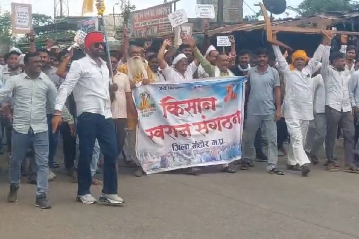 Sehore Farmers Chakka Jam: सीहोर में किसानों का उग्र प्रदर्शन, भूमि अधिग्रहण के 4 गुना मुआवजे की मांग पर भेरूंदा में चक्काजाम