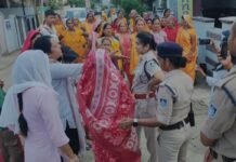 Purnima Verma House Arrest Chhindwara: छिंदवाड़ा में गुलाबी गैंग की कमांडर पूर्णिमा वर्मा हाउस अरेस्ट, घर के बाहर भारी पुलिस बल तैनात