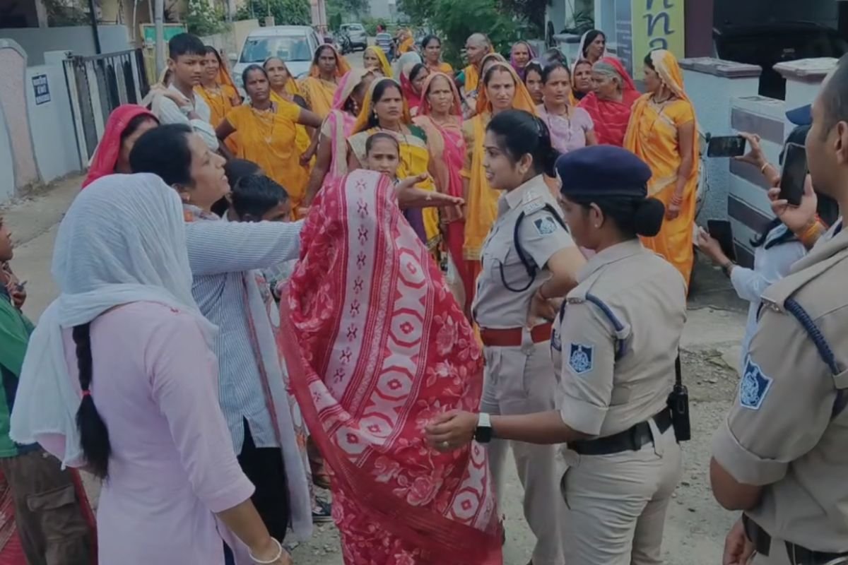 Purnima Verma House Arrest Chhindwara: छिंदवाड़ा में गुलाबी गैंग की कमांडर पूर्णिमा वर्मा हाउस अरेस्ट, घर के बाहर भारी पुलिस बल तैनात