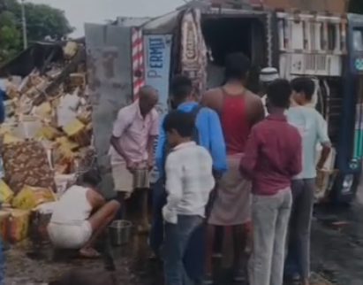 MP News: ग्वालियर-भिंड हाईवे पर पलटा सरसों तेल से भरा ट्रक, सड़क पर तेल फैलते ही बाल्टी-कनस्तर लेकर जुटी भीड़