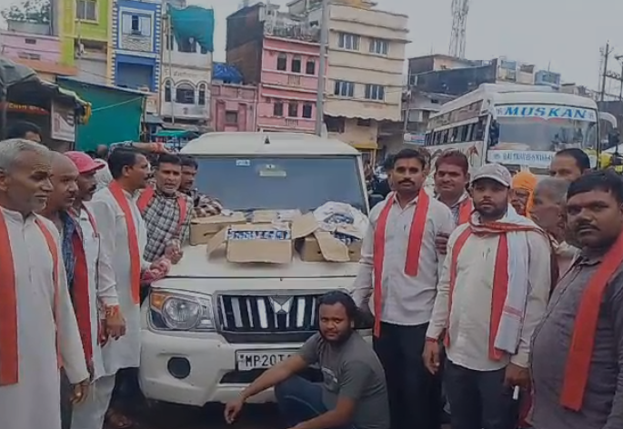 MP News: दमोह में दिनदहाड़े शराब की खेप पकड़ी गई, बोलेरो से पांच पेटी प्लेन शराब जब्त; पुलिस की निगरानी पर उठे सवाल