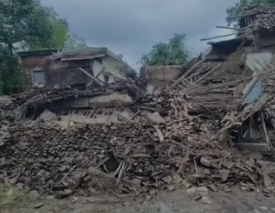 Rewa Rain Damage: लगातार बारिश ने छीनी छत, रहट गांव में दिनेश विश्वकर्मा का मकान क्षतिग्रस्त; लाखों का नुकसान, परिवार के सामने आशियाने का संकट