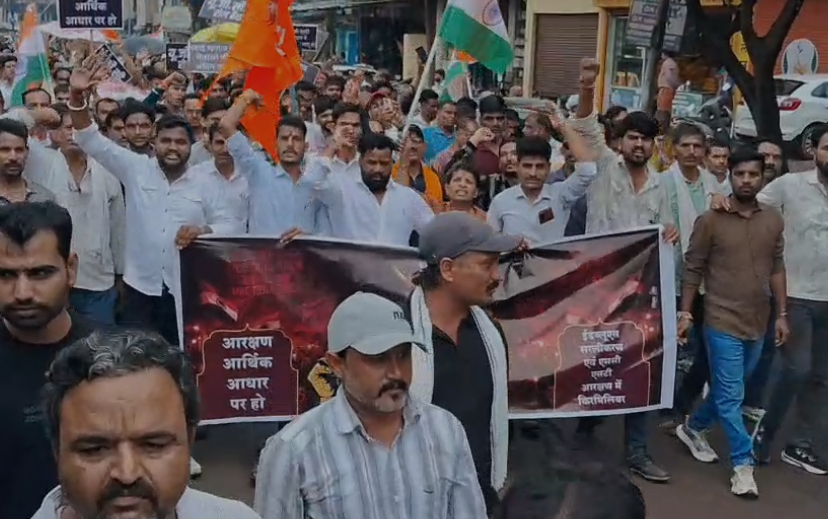 MP News: अशोकनगर में सवर्ण समाज का प्रदर्शन, नेताओं की निकाली प्रतीकात्मक अर्थी; कलेक्टर को ज्ञापन नहीं देने पर राजमाता चौराहे पर चक्काजाम