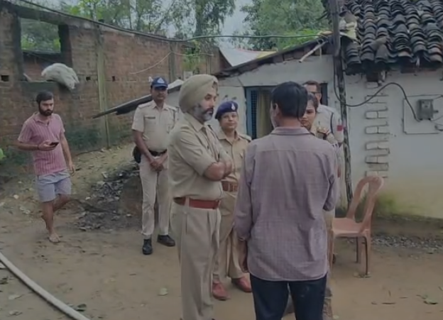 MP Crime: जन्माष्टमी की रात रीवा में दोहरा हत्याकांड, पति ने मूसल से पत्नी और 16 साल की बेटी को पीट-पीटकर मार डाला; आरोपी गिरफ्तार