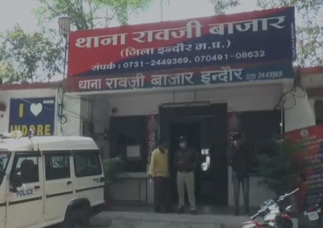 Indore Crime: दो साल पुराने परिचय का विवाद थाने पहुंचा, युवती ने लगाया दुष्कर्म का आरोप; आरोपी को लोगों ने अर्धनग्न कर पीटा