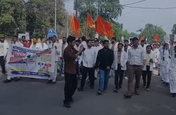 MP News: स्टाइपेंड बढ़ाने की मांग पर सड़कों पर उतरे आयुष छात्र, जबलपुर में निकाला पैदल मार्च