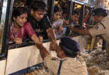 Raipur Bus Rescue: मौत के मुंह से बची 70 जिंदगियां! तेज बहाव में फंसी यात्री बस, पुलिस ने खिड़की से निकाला बाहर