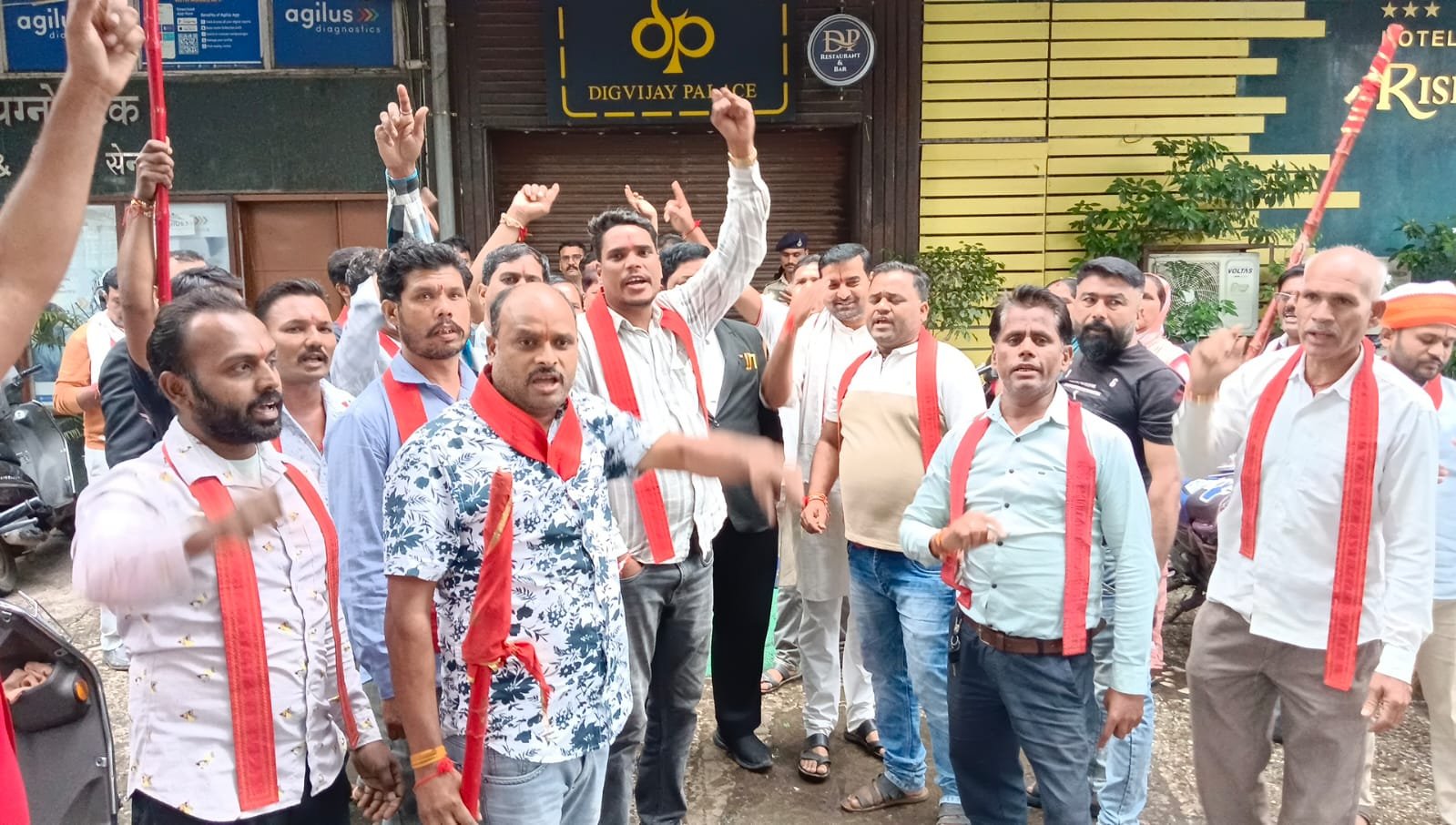 Jabalpur Hotel Dispute News: जबलपुर के होटल ऋषि रेजिडेंसी में भगवती मानव कल्याण संघ का हंगामा, मारपीट और मोबाइल छीनने का आरोप