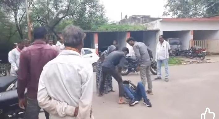 Tikamgarh Court Brawl News: टीकमगढ़ जिला कोर्ट में दामाद और ससुराल पक्ष में मारपीट, जमकर चले लात-घूंसे