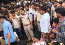 Ashoknagar Piprai Balaji Temple Idol Vandalism: पिपरई के बालाजी मंदिर में प्रतिमा पर कुल्हाड़ी से हमला; आरोपी गिरफ्तार, विरोध में 4 घंटे चक्काजाम