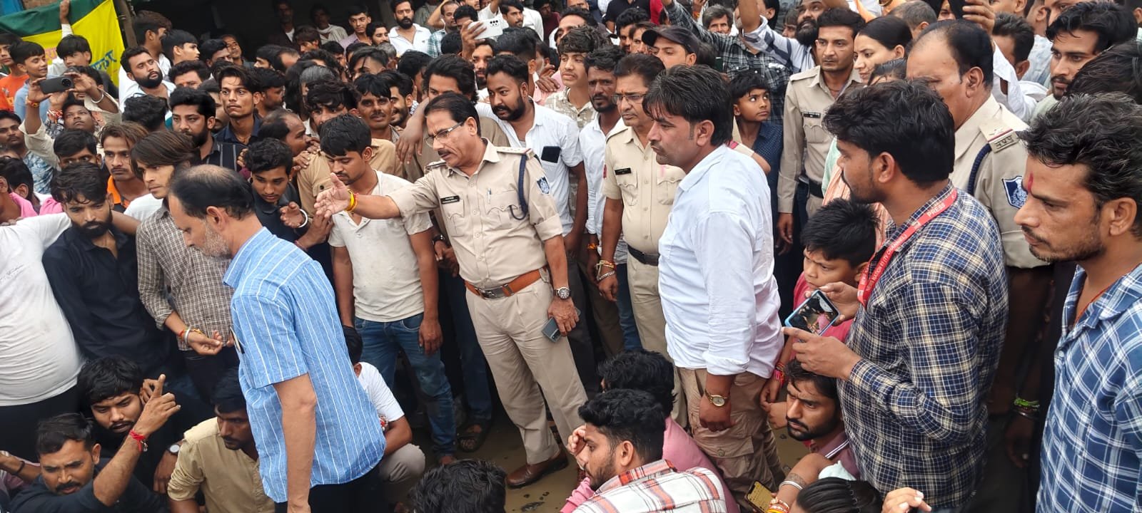 Ashoknagar Piprai Balaji Temple Idol Vandalism: पिपरई के बालाजी मंदिर में प्रतिमा पर कुल्हाड़ी से हमला; आरोपी गिरफ्तार, विरोध में 4 घंटे चक्काजाम