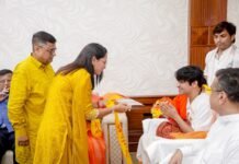 Kolkata Bageshwar Sarkar Hanumant Katha: कोलकाता में हनुमंत कथा का दूसरा दिन; दिव्य दरबार से लेकर रात्रिभोज तक छाया रहा बाबा बागेश्वर का प्रभाव