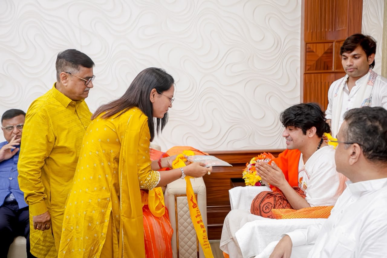 Kolkata Bageshwar Sarkar Hanumant Katha: कोलकाता में हनुमंत कथा का दूसरा दिन; दिव्य दरबार से लेकर रात्रिभोज तक छाया रहा बाबा बागेश्वर का प्रभाव