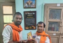 Khandwa News: मीना ताई ठाकरे की पुण्यतिथि पर शिवसेना ने किया युवाओं का सम्मान, सत्यम सोनी को शील्ड-श्रीफल भेंट