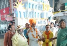 Khandwa News: गोगा नवमी पर निकला 128 साल पुराना छड़ियों का चल समारोह, शिवसेना ने पुष्पवर्षा कर किया स्वागत
