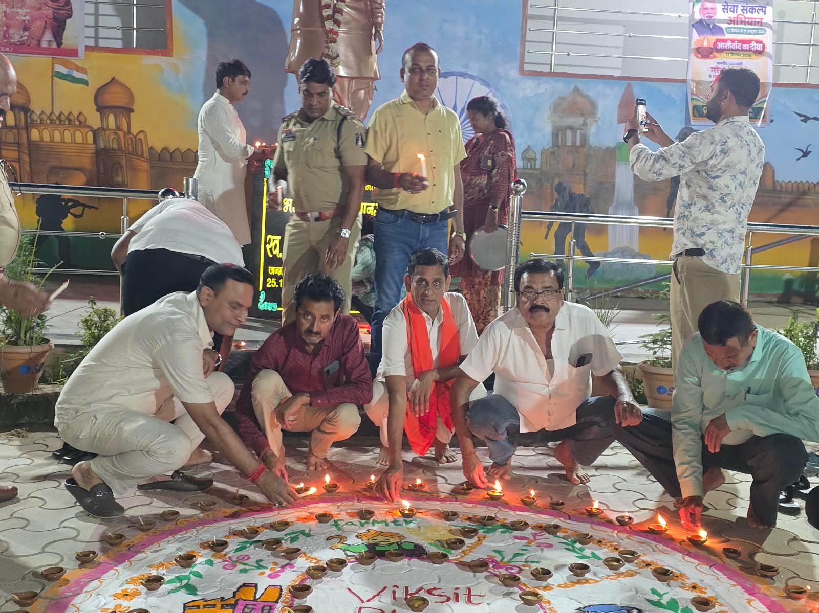 PM Modi Birthday Gharghoda Celebration: 1000 दीयों की रोशनी से जगमगाया अटल परिसर, धूमधाम से मना जन्मदिन