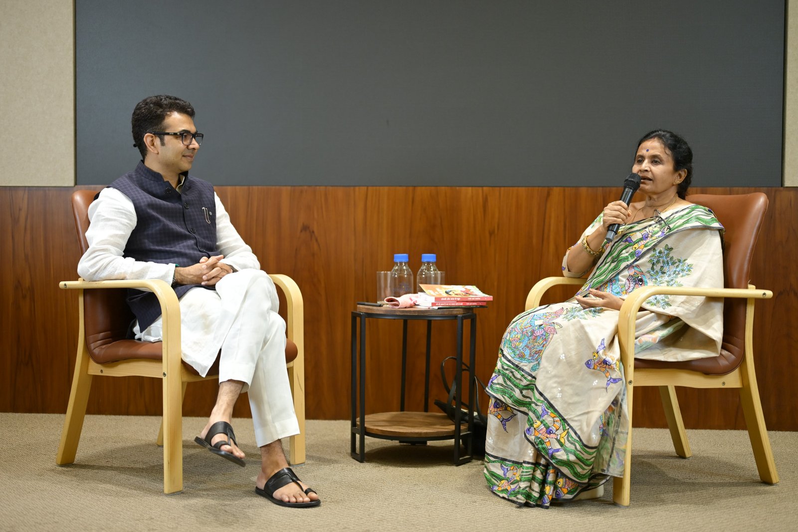 Aakhar Literary Event Raipur: ‘आखर’ कार्यक्रम में बस्तर की गूंज, लेखिका रजनी शर्मा बस्तरिया से हुआ गहरा साहित्यिक संवाद