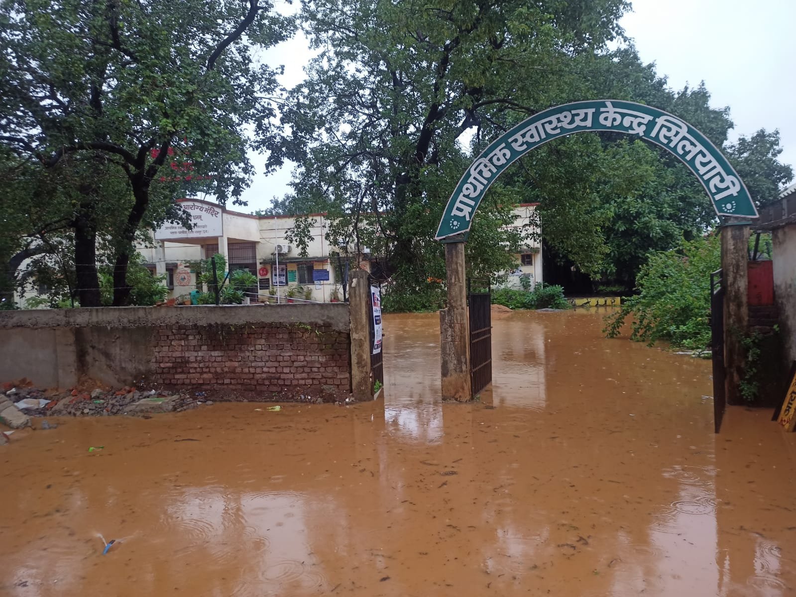 Silyari Health Center: सिलयारी अस्पताल में 3 फीट तक पानी, प्रसूताओं को निकलना हुआ मुश्किल; व्यवस्था पर उठे सवाल