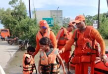 CG Flood Rescue: काठाडीह में 12 घंटे से रेस्क्यू ऑपरेशन, बाढ़ में फंसे परिवार को तहसीलदार ने ट्रैक्टर से पहुंचकर बचाया
