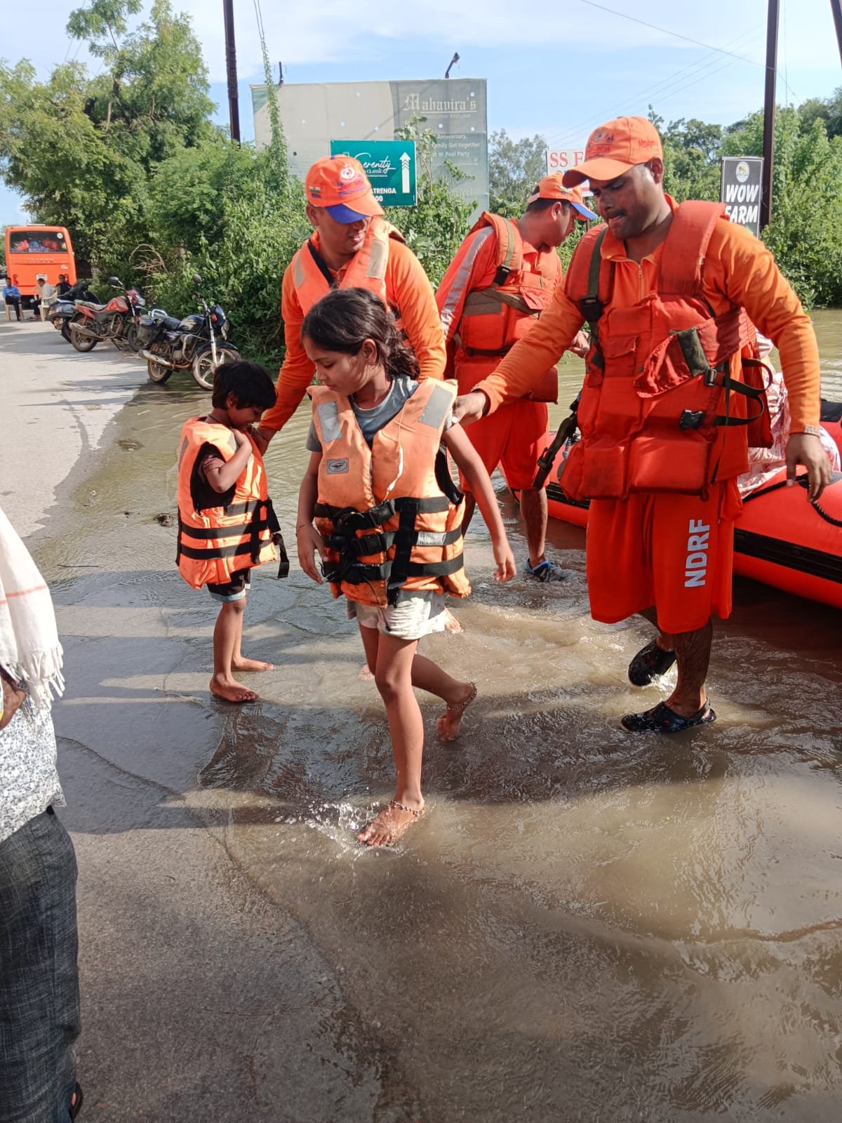 CG Flood Rescue: काठाडीह में 12 घंटे से रेस्क्यू ऑपरेशन, बाढ़ में फंसे परिवार को तहसीलदार ने ट्रैक्टर से पहुंचकर बचाया