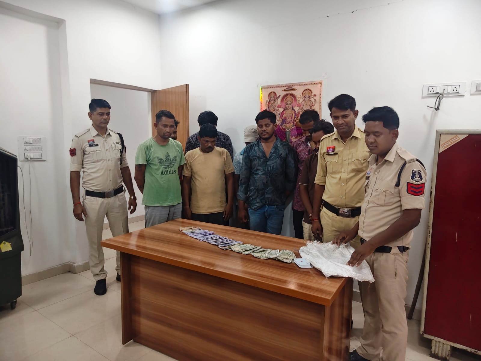 Raigarh News: रायगढ़ में जुआ फड़ पर पुलिस का छापा, 8 जुआरी दबोचे गए; ₹25,070 कैश बरामद