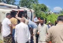 CG News: तेज रफ्तार का कहर! बालोद में कर्मचारियों से भरी बस हादसे का शिकार, 1 की मौत, 20 से ज्यादा घायल