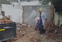 MP News: बैतूल वन विभाग में गजब मामला! जंगल की सुरक्षा छोड़ मलबा ढोते दिखे चौकीदार, उड़नदस्ते की गाड़ी भी लगी