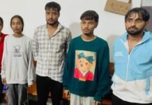 MP News: कान्हा किसली जा रहे थे 5 दोस्त, दनिया पुल पर बाढ़ में बह गई कार, पेड़ के सहारे बची 5 की जान