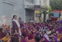 MP News: ‘मक्कार-कामचोर’ कहे जाने का आरोप, 3 घंटे कलेक्टर का इंतजार… फिर धरने पर बैठीं आशा-उषा कार्यकर्ता