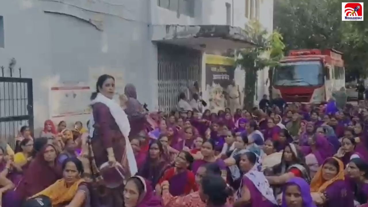 MP News: ‘मक्कार-कामचोर’ कहे जाने का आरोप, 3 घंटे कलेक्टर का इंतजार… फिर धरने पर बैठीं आशा-उषा कार्यकर्ता