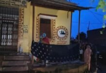 MP News: दमोह में स्वास्थ्य व्यवस्था की खुली पोल! अस्पताल बंद, तड़पती रही गर्भवती…साड़ियों की आड़ में हुआ प्रसव